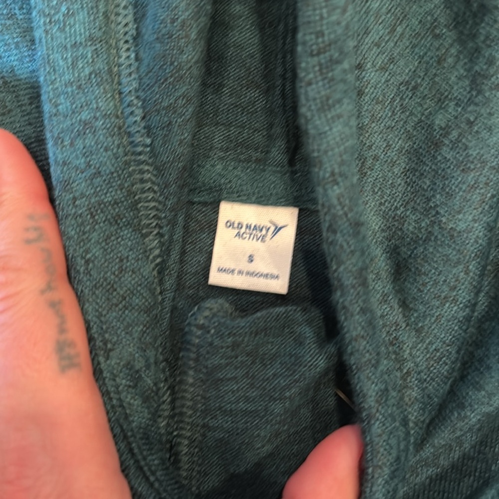 Old navy, size small, never worn, tighter sleeves around wrist, emerald colored - Picture 5 of 5